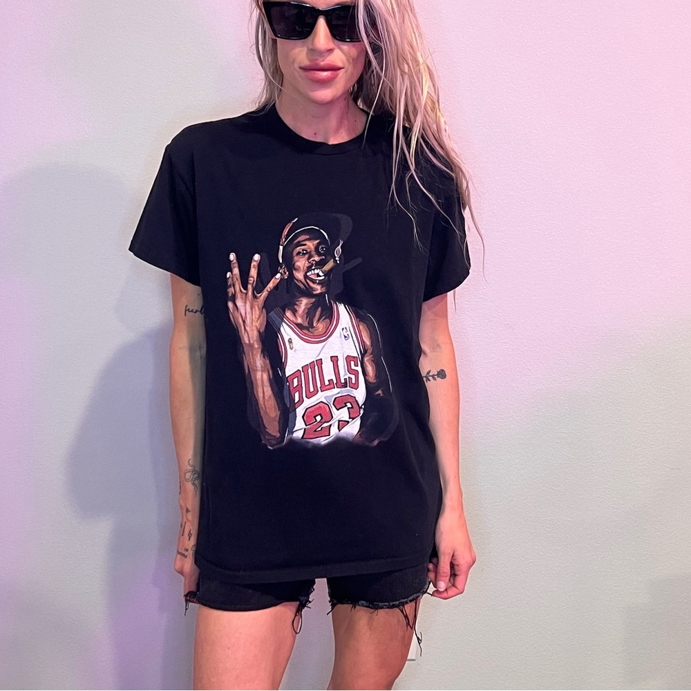 Black Graphic T-Shirt with Bulls Design Michael jordan iconic photo